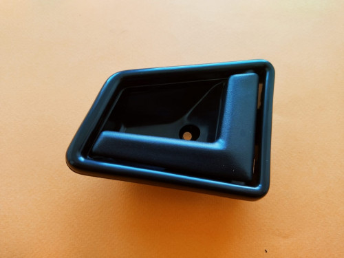 Ручка двери передней правой салонная SUZUKI ESCUDO TA01/11/31/51/TD01/11/31/51/61 601018004408P