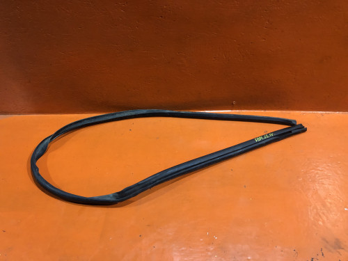 Уплотнитель двери передний правый NISSAN SUNNY *B14 768420M001