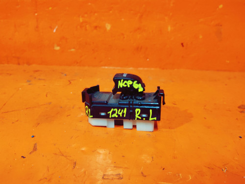 Кнопка стеклоподъемника задняя левая TOYOTA IST NCP6*