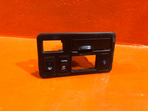 Консоль NISSAN BASSARA U30 68473AD400