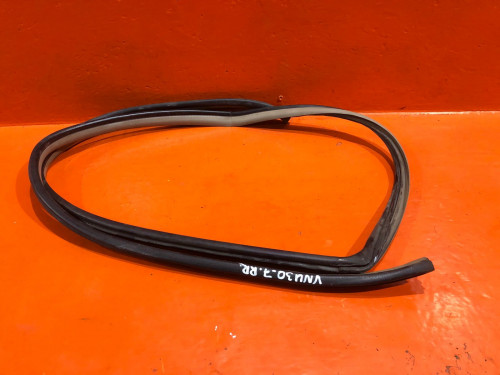 Уплотнитель двери задней правой NISSAN PRESAGE *U30 76923AD010