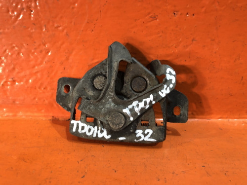 Замок капота SUZUKI ESCUDO TA01/11/31/51/TD01/11/31/51/61 8211060A00