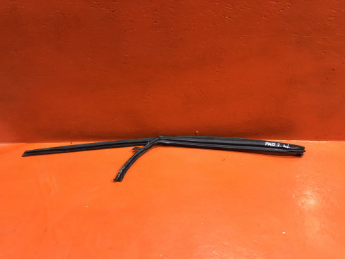 Уплотнитель двери передний левый NISSAN LIBERTY *M12 76922WF100