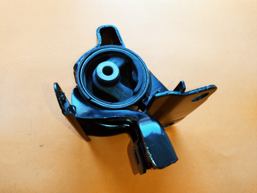 Подушка двигателя левая TOYOTA CARIB AE11* R81237215220