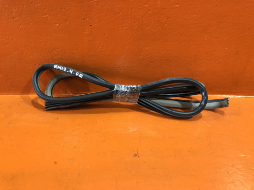 Уплотнитель двери передний правый NISSAN LIBERTY *M12 76921-WF700