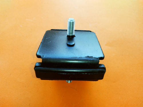 Подушка двигателя передняя TOYOTA LANDCRUISER *J8* R81236166030
