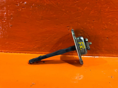 Ограничитель двери передней левой MITSUBISHI CHARIOT N3*/N4* MB517470