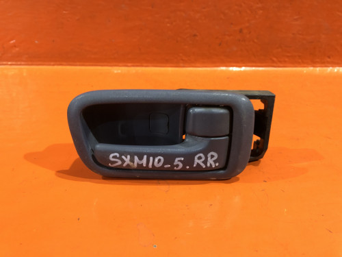 Ручка двери задней правой салонная TOYOTA IPSUM CXM10G|SXM10G|SXM15G 69205-44010-B1