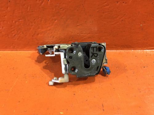 Замок двери передней правой NISSAN BLUEBIRD U13 8050289900