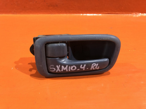 Ручка двери задней левой салонная TOYOTA IPSUM CXM10G|SXM10G|SXM15G 69206-30120-B3
