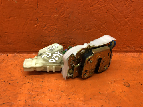 Замок двери передней левой NISSAN CEDRIC Y34