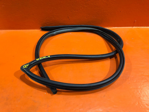 Уплотнитель двери передний левый MITSUBISHI RVR N6*/N7* MR384707