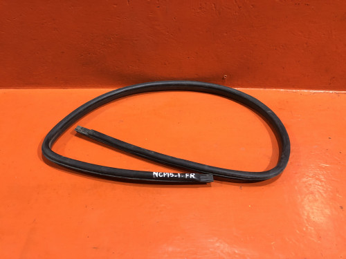 Уплотнитель двери передний правый TOYOTA VITZ *CP1*