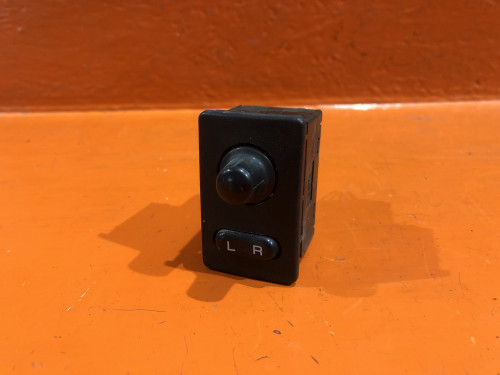 Блок управления зеркалами NISSAN CARAVAN *E24 255700M010