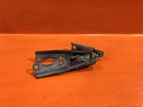 Петля капота левая MITSUBISHI CHARIOT N3*/N4* MB401661