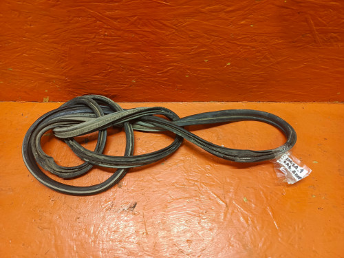 Уплотнитель пятой двери MITSUBISHI SPACE STAR 1998-2004 MR135771