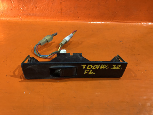 Кнопка стеклоподъемника передняя левая SUZUKI ESCUDO TA01/11/31/51/TD01/11/31/51/61 37995-56B50