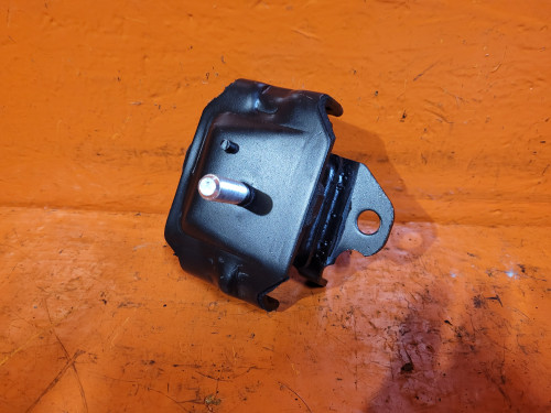 Подушка двигателя левая TOYOTA CROWN *S13* R81236246040