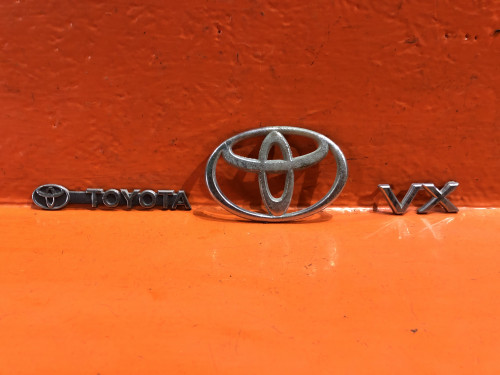Эмблема TOYOTA CAMRY SV30 75441-32120