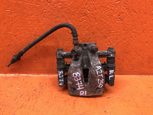 Суппорт тормозной задний левый TOYOTA AVENSIS AZT25*