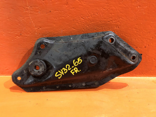 Крепление TOYOTA CAMRY SV30 57107-32030