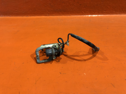 Петля замка багажника TOYOTA CAMRY 1996-2001 64620-32030