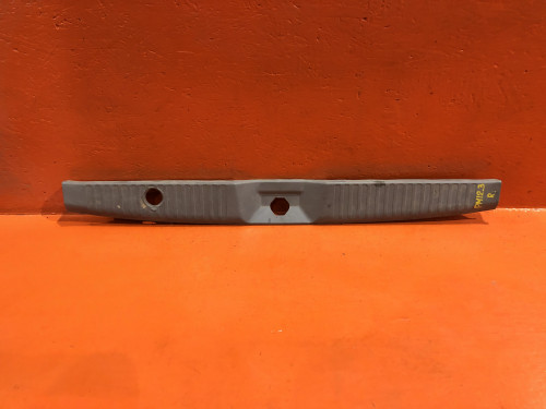 Накладка на замок багажника NISSAN LIBERTY *M12 84914-WF100