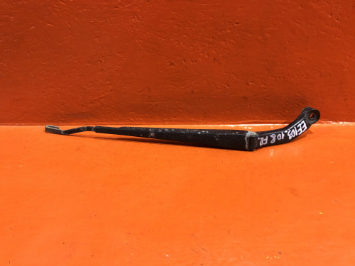 Поводок стеклоочистителя правый TOYOTA COROLLA *E10* 85211-12291