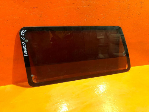 Стекло багажника левое NISSAN LARGO C22 8334311C01