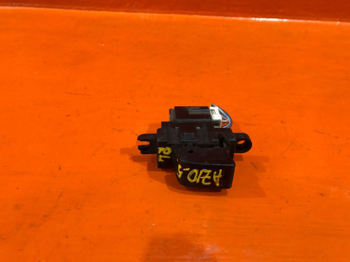 Кнопка стеклоподъемника задняя левая NISSAN BASSARA U30 2541172B00