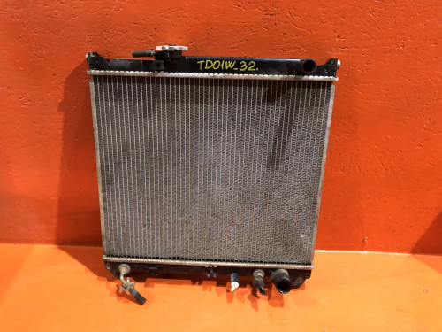 Радиатор двигателя SUZUKI ESCUDO TA01/11/31/51/TD01/11/31/51/61 1770056B11