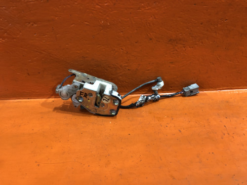 Замок двери передней правой HONDA STEPWGN RF1/2 72110-S47-J11