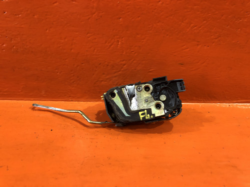 Замок двери передней левой TOYOTA LITE ACE NOAH *R4*/*R5* 69320-28060