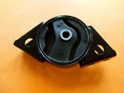 Подушка двигателя задняя NISSAN BLUEBIRD U14 R8113202J210