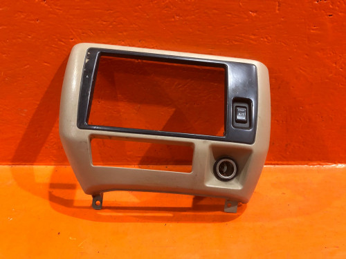 Рамка магнитофона NISSAN BASSARA U30 68260AD400