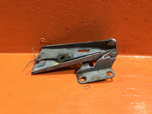 Петля капота правая NISSAN AVENIR/EXPERT W11 654002J010
