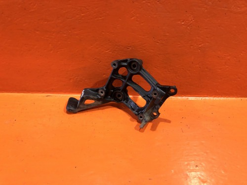 Крепление компрессора кондиционера MITSUBISHI CHARIOT N3*/N4* MB657689