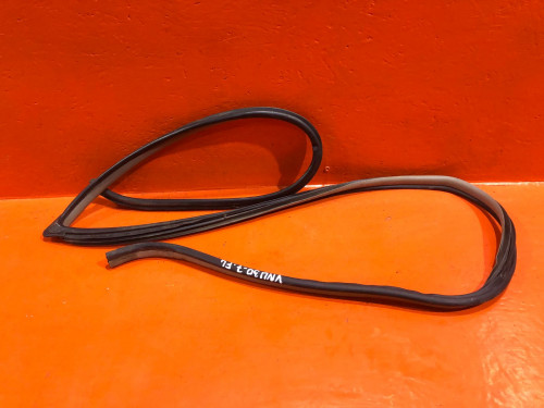 Уплотнитель двери передний левый NISSAN BASSARA U30 76922AD010