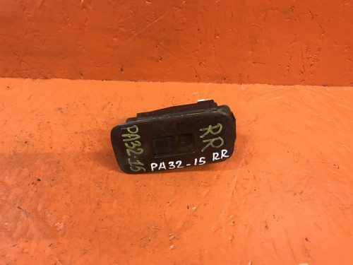 Кнопка стеклоподъемника задняя правая NISSAN CEFIRO A32