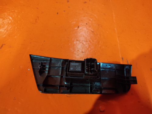 Кнопка стеклоподъемника передняя левая TOYOTA HARRIER *U1*