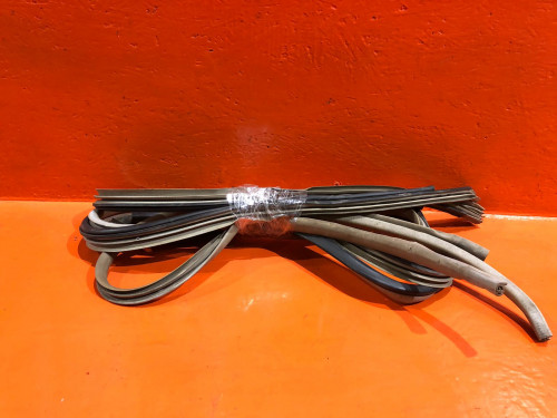 Уплотнитель двери передний правый TOYOTA DUET 67861-97201