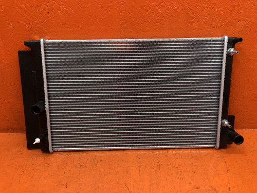 Радиатор двигателя TOYOTA AURIS 2006-2012 LG-16400-22250