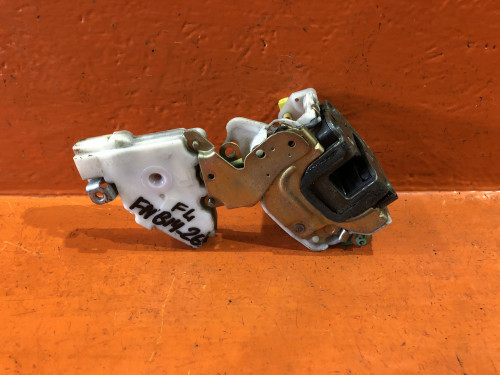Замок двери передней левой NISSAN BLUEBIRD U13 8050389900