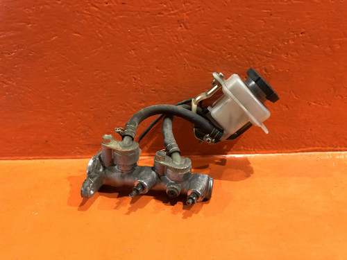 Главный тормозной цилиндр SUBARU DOMINGO KJ5/8 725721580