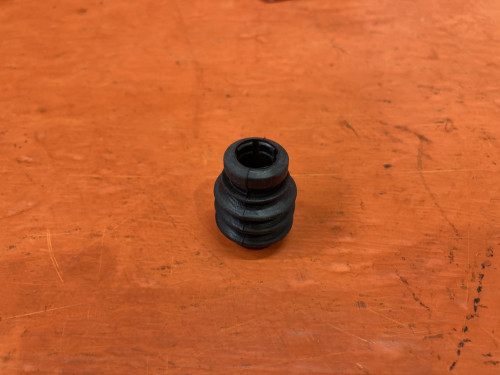 Пыльник направляющей суппорта TOYOTA ALLEX/RUNX *E12* R8581642E000