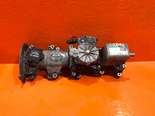 Крышка клапанов TOYOTA COROLLA *E10* 11201-64080