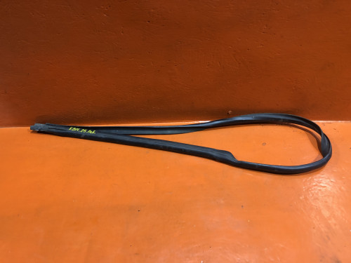 Уплотнитель двери передний левый NISSAN SUNNY *B14 768430M001