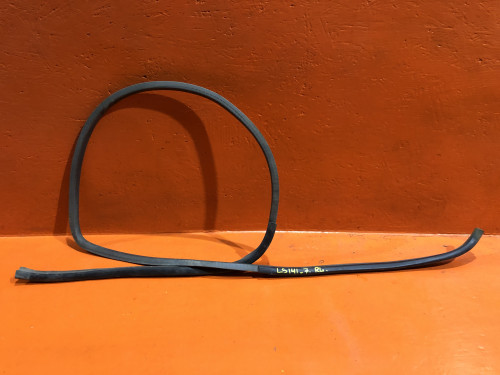 Уплотнитель двери задний левый TOYOTA CROWN *S14* 62334-30060-B0