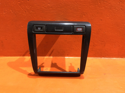 Рамка магнитофона NISSAN BLUEBIRD U14 682608E000