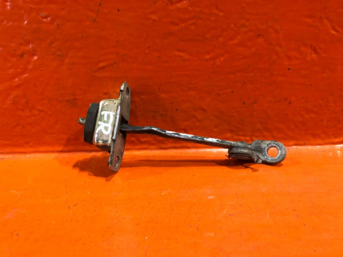 Ограничитель двери передней правой TOYOTA CAMI 68610-87401